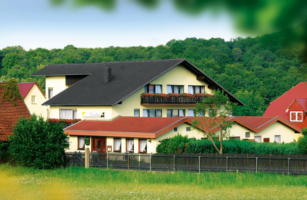 Saaletal Pension & Ferienwohnungen บาดบ็อคเล็ต ภายนอก รูปภาพ